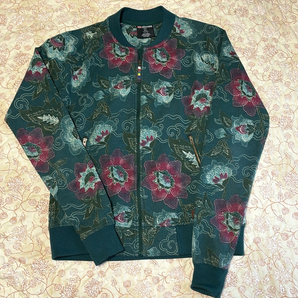 NWOT Sherpa Adventure Gear Rathna Bomber Jacket Small Green Floral
